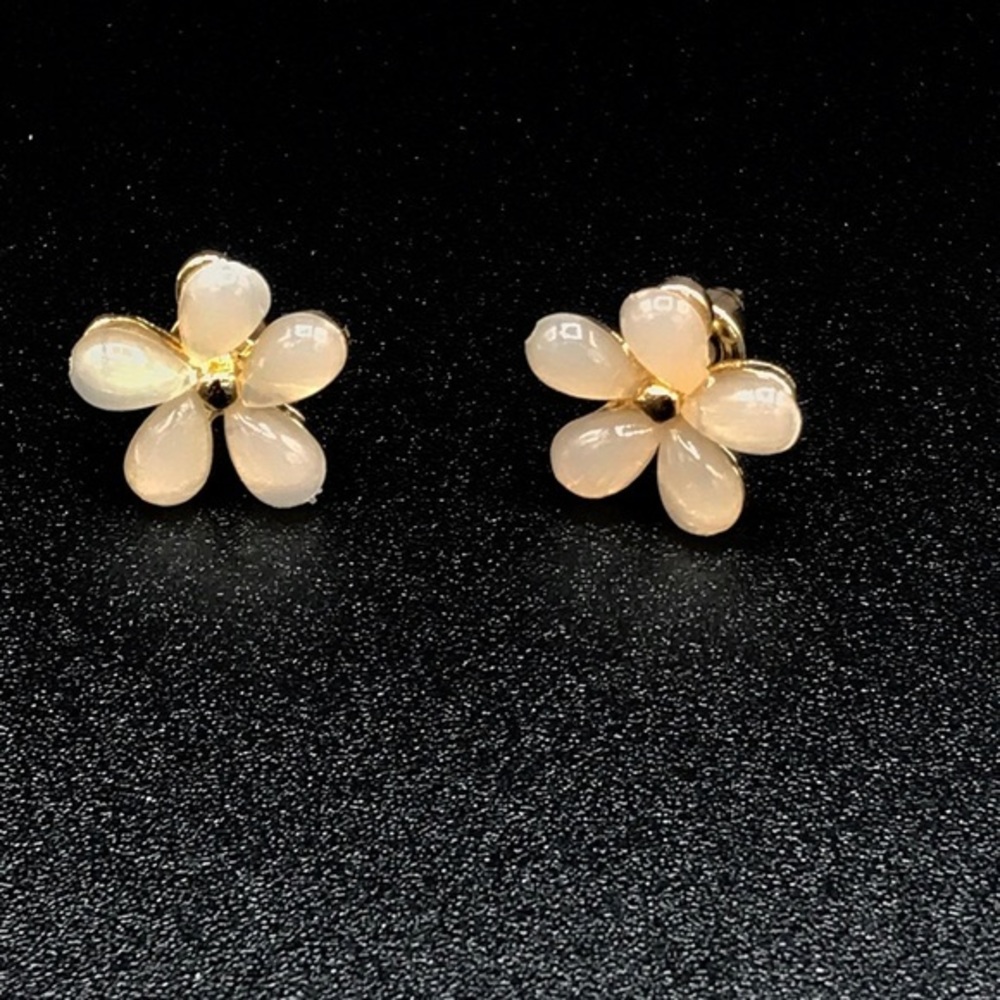 🌼🌼 NEW DAISY Flower Stud Earrings - Picture 5 of 7